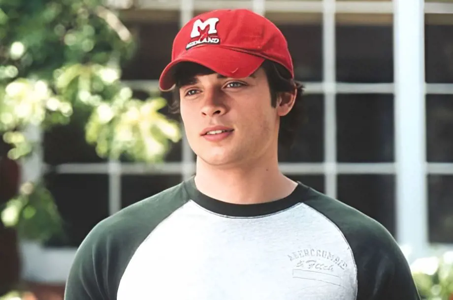Charlie clad in a fitted t-shirt as he accessorized his look with a red cap