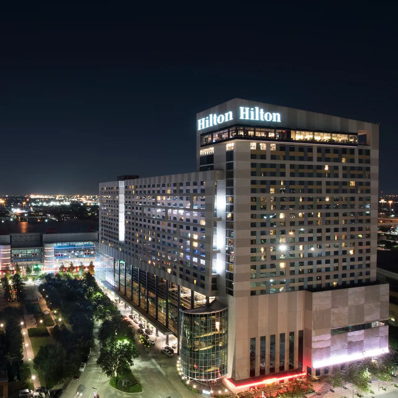 Nightview picture of Hilton Americas in Houston USA