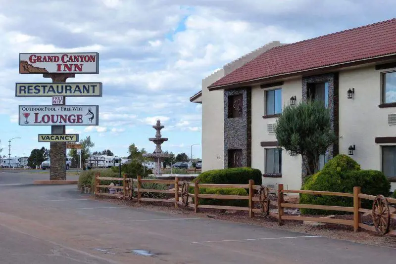 The side view exterior of Grand Canyon Inn & Motel