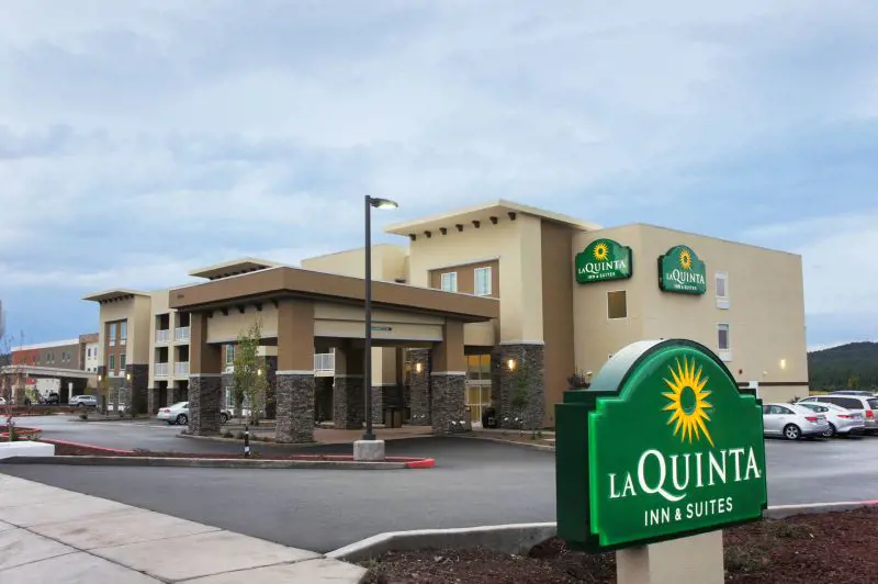The exterior design of the La Quinta Inn & Suites by Wyndham Williams in South Rim of Grand Canyon