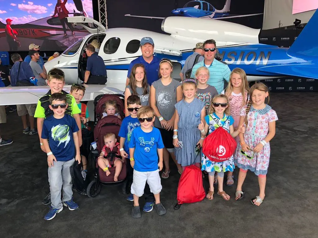 Jim Bob Duggar attends the Oshkosh Airshow with his grandchildren in 2018