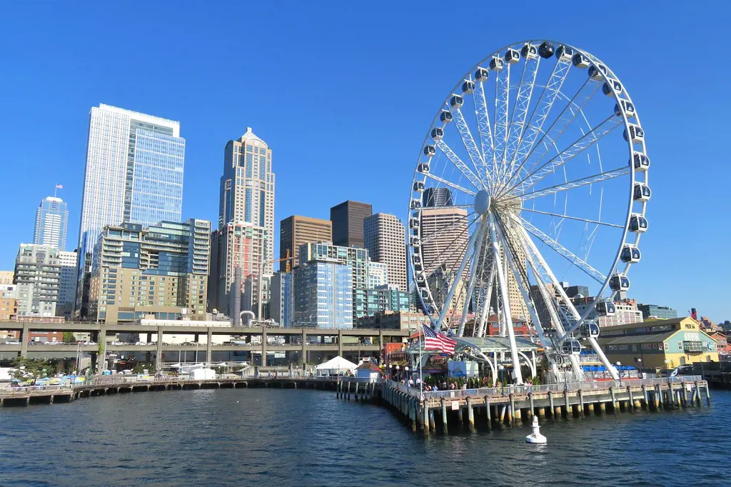The view of Seattle Great Wheel which attracts the people of all ages