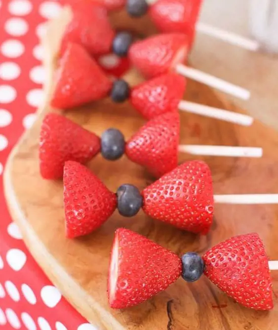 Bow popsicles made with delicious strawberries and black grapes. 